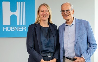 Eigentümer und Beiratsvorsitzender Reinhard Hübner (rechts) mit seiner Großnichte Nora Oberländer (Bild: HÜBNER-Gruppe / Bernd Schoelzchen)