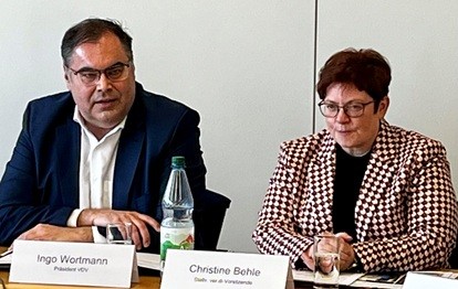 Ingo Wortmann (VDV) und Christine Behle (ver.di). Bild: VDV