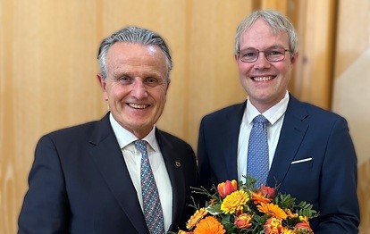 Der VVS-Aufsichtsratsvorsitzende Dr. Frank Nopper (links) gratuliert dem neuen VVS-Geschäftsführer Dr. Jan Neidhardt (Bild: VVS)