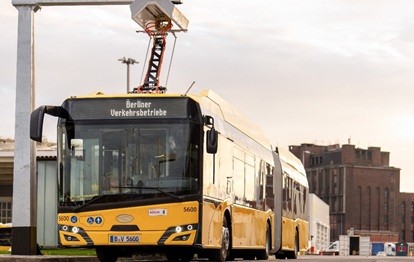 Ein E-Gelenkbus lädt auf einem Betriebshof der BVG (Bild: BVG / Oliver Lang)